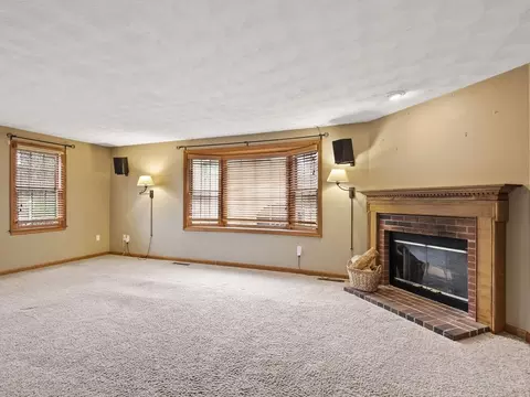 Living - 5 Kenneth Rd, Georgetown, MA 01833 photo 2 of 5