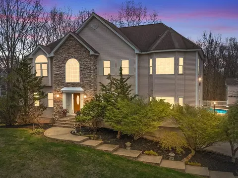 8 Hawkes Brook Ln, Methuen, MA 01844