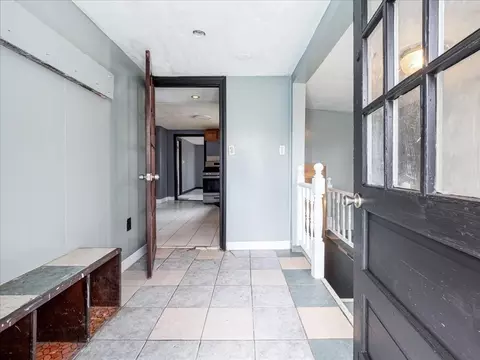 Entry Way - 10 E Shore Rd, Holbrook, MA 02343 photo 5 of 6