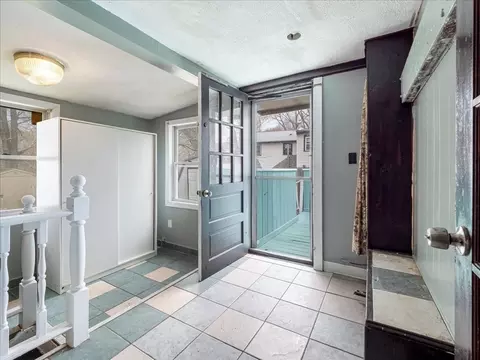 Entry Way - 10 E Shore Rd, Holbrook, MA 02343 photo 4 of 6