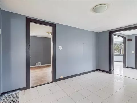 Entry Way - 10 E Shore Rd, Holbrook, MA 02343 photo 3 of 6