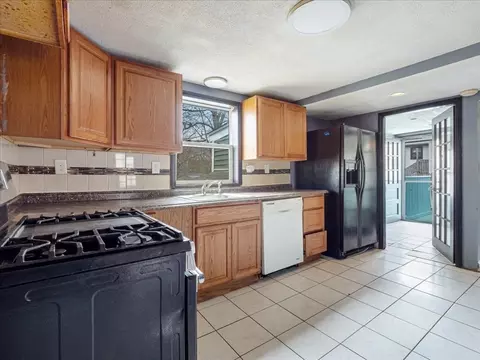 Kitchen - 10 E Shore Rd, Holbrook, MA 02343 photo 2 of 3
