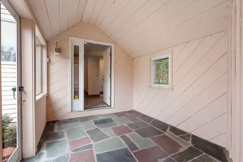 Exterior - 85 Hartford Ave S, Upton, MA 01568 photo 5 of 6