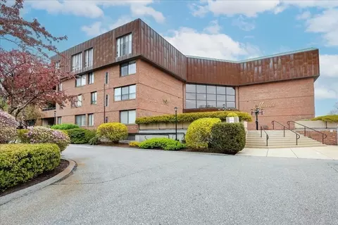 402 Paradise Rd #PH-J, Swampscott, MA 01907