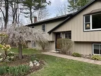 10 Hitching Post Rd, Amherst, MA 01002