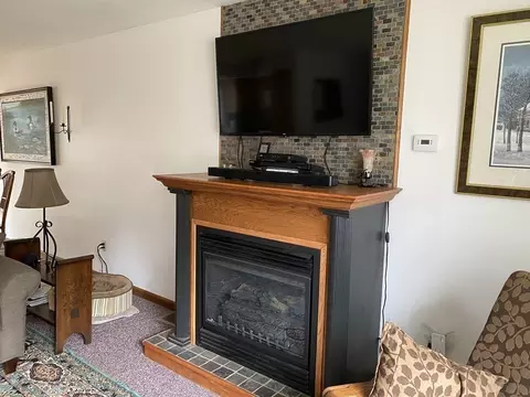 Living - 10 Hitching Post Rd, Amherst, MA 01002 photo 2 of 2