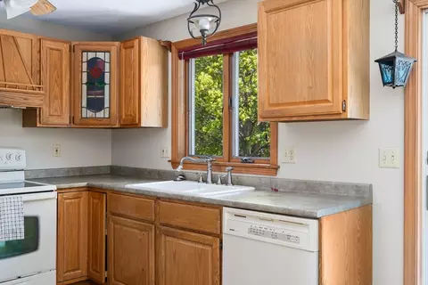10 Plumbrook Dr, Easthampton, MA 01027 photo 12