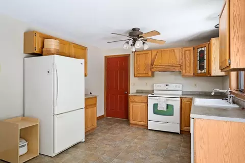 10 Plumbrook Dr, Easthampton, MA 01027 photo 9