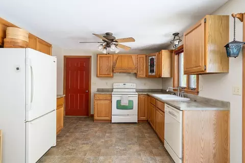 10 Plumbrook Dr, Easthampton, MA 01027 photo 8