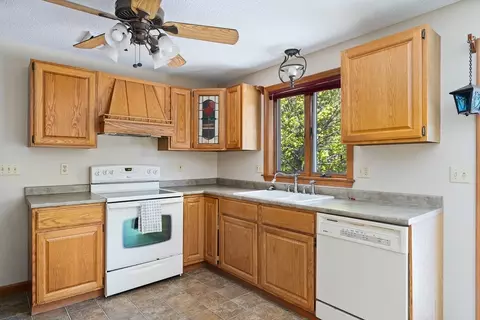 10 Plumbrook Dr, Easthampton, MA 01027 photo 10