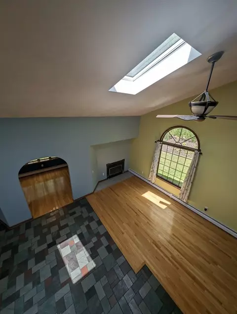 Living - 2 Sherry Ln, Spencer, MA 01562 photo 2 of 12