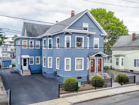 18 Blossom St, Lowell, MA 01852