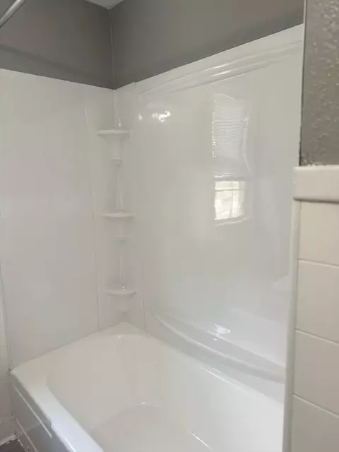 Bath - 90 Elijah St, Springfield, MA 01109 photo 3 of 3
