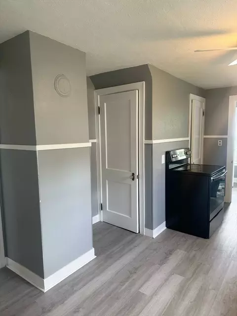 Entry Way - 90 Elijah St, Springfield, MA 01109 photo 1 of 3