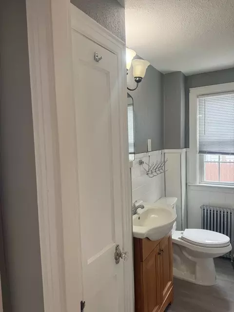 Bath - 90 Elijah St, Springfield, MA 01109 photo 1 of 3
