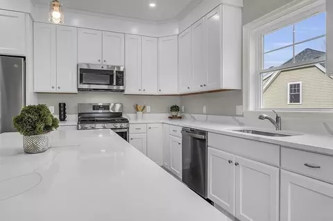 Kitchen - 9 Shoemaker Ln #4, Upton, MA 01568 photo 2 of 5