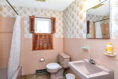 Bath - 91 E Hadley Rd, Amherst, MA 01002 photo 1 of 2
