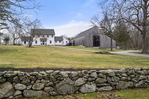 28 Pleasant St, Sherborn, MA 01770