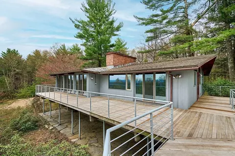 40 Arnold Rd, Pelham, MA 01002