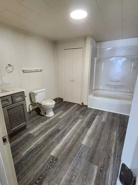 Bath - 113 Lake St, Webster, MA 01570 photo 2 of 4