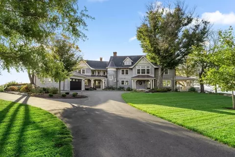 35 Coolidge Pt, Manchester, MA 01944