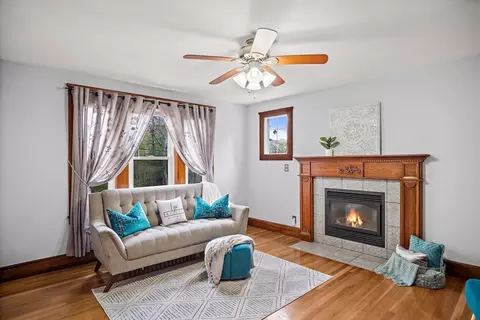 16 Whipple St, Danvers, MA 01923 photo 4