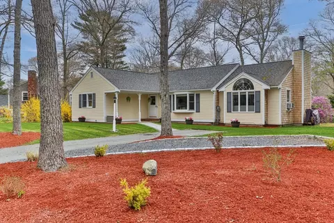 28 Mayflower Rd, Mashpee, MA 02649
