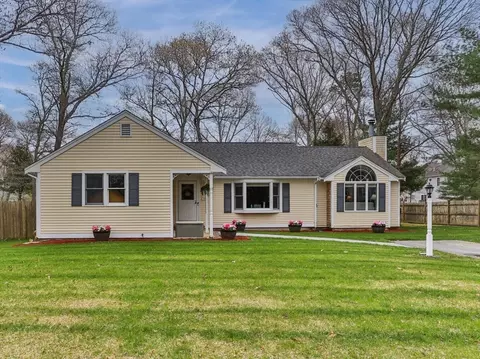 Exterior - 28 Mayflower Rd, Mashpee, MA 02649 photo 2 of 9