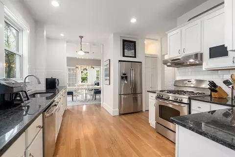 19 Eliot Cres #1, Chestnut Hill, MA 02467