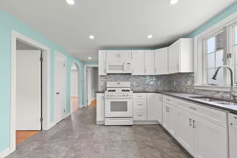 Entry Way - 19 Bayview St, Wareham, MA 02571 photo 1 of 2