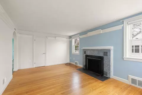 Living - 19 Bayview St, Wareham, MA 02571 photo 2 of 4