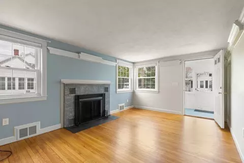 Living - 19 Bayview St, Wareham, MA 02571 photo 3 of 4
