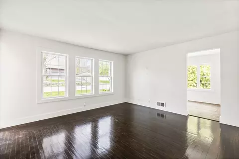 Living - 79 North St, Douglas, MA 01516 photo 2 of 4