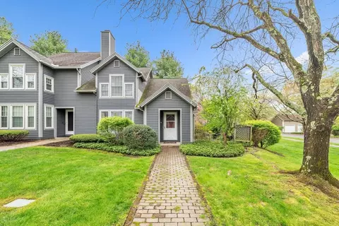 9 Amity Pl #9, Amherst, MA 01002