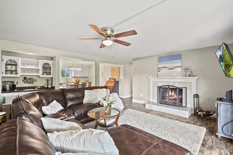 10 Beekman Pl #10, Agawam, MA 01001
