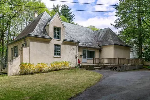 27 Salisbury Ln, Worcester, MA 01609