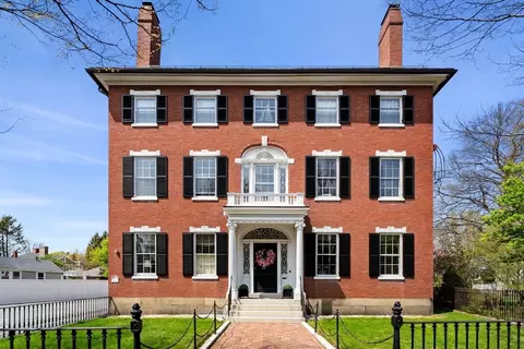 328 Essex St #4, Salem, MA 01970