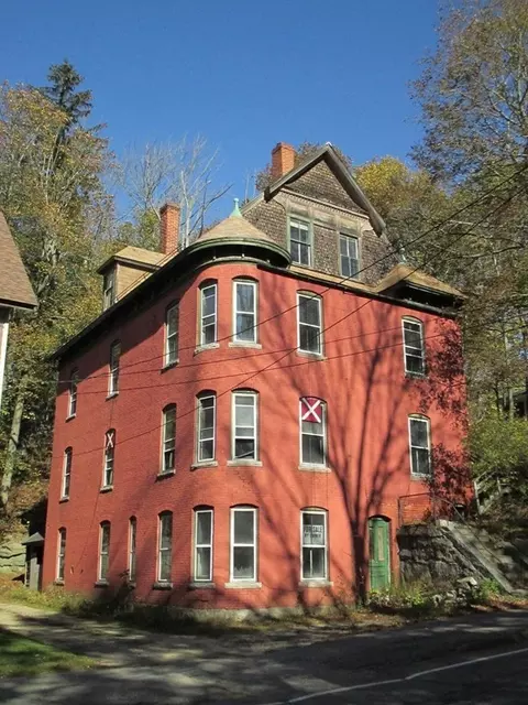 56 Pearl St, Gardner, MA 01440
