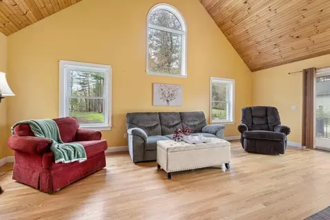 Living - 3 Brown Rd, Townsend, MA 01469 photo 2 of 4