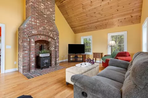 Living - 3 Brown Rd, Townsend, MA 01469 photo 1 of 4