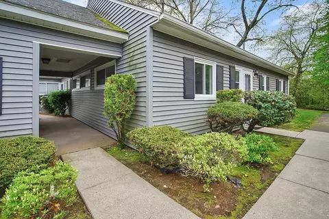 45 Horseshoe Dr #45, Chicopee, MA 01022