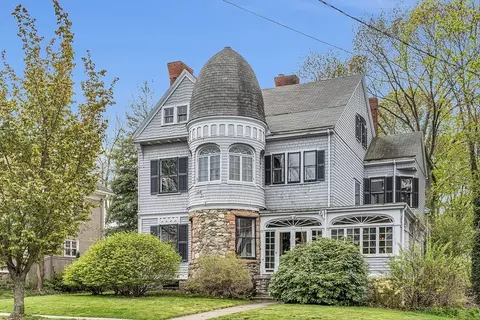 90 Bellevue Ave, Melrose, MA 02176
