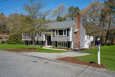 3 W Hill Rd, Plymouth, MA 02360