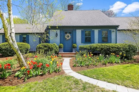 8 Brady Dr, Falmouth, MA 02536