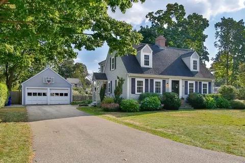 10 Porter St, Wenham, MA 01984