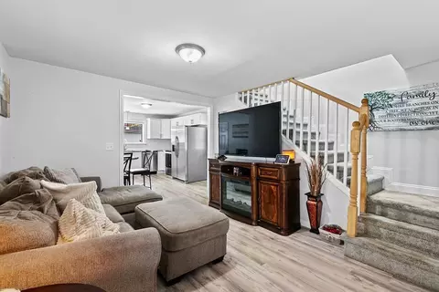 76 Marble St, Springfield, MA 01105 photo 5