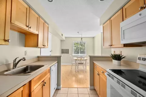 Kitchen - 4 Beals Cove Rd #B, Hingham, MA 02043 photo 1 of 2