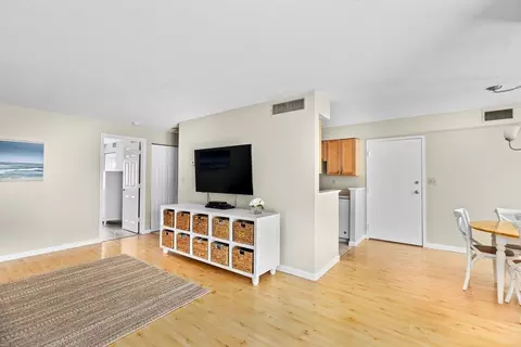 Living - 4 Beals Cove Rd #B, Hingham, MA 02043 photo 1 of 2