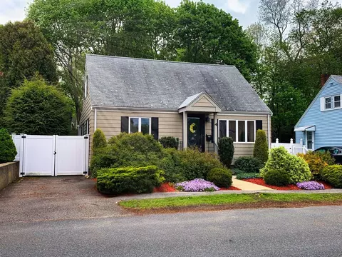 4 Greenwood Rd, Peabody, MA 01960