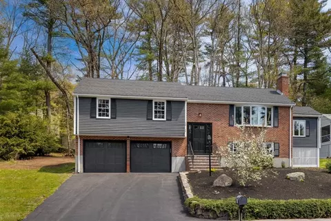 12 Ivanhoe Dr, Lynnfield, MA 01940